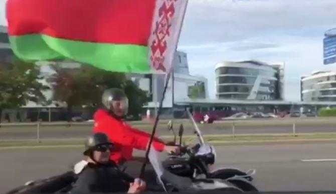 Байкеры с флагами проехали по Минску под песню «Саня останется с нами»