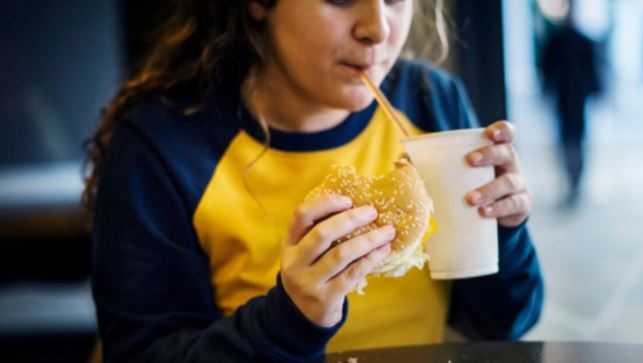 Названы страшные последствия истощения и ожирения у детей