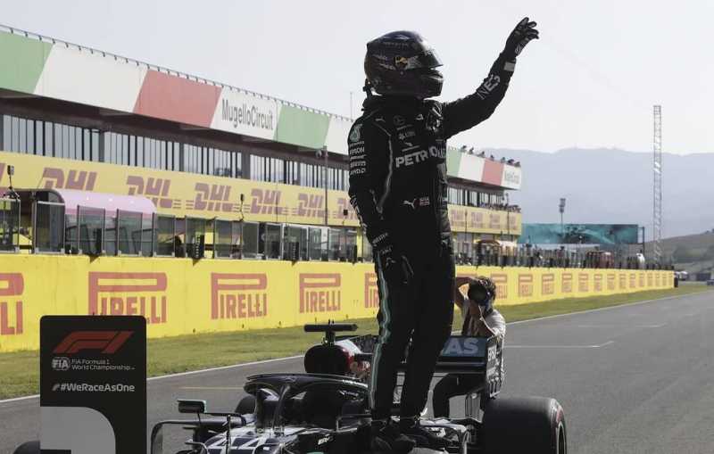 Пилот "Мерседеса" Хэмилтон выиграл квалификацию Гран-при Тосканы "Формулы-1"