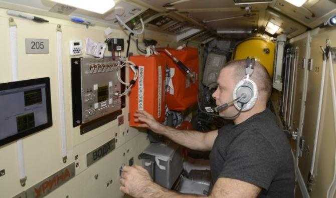 Российские космонавты рассказали, что готовятся пить воду из урины