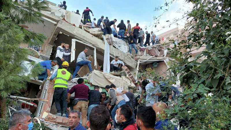 Шесть человек погибли, 202 пострадали при землетрясении на западе Турции