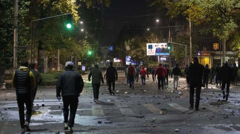 В Бишкеке протестующие против итогов выборов захватили мэрию