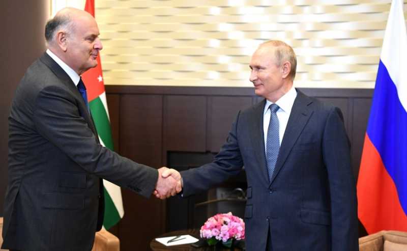 
            
            Аслан Бжания и Владимир Путин провели переговоры в Сочи
                    