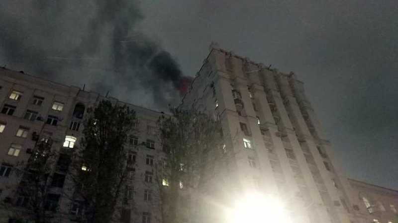 В Москве горит историческое здание середины XX века