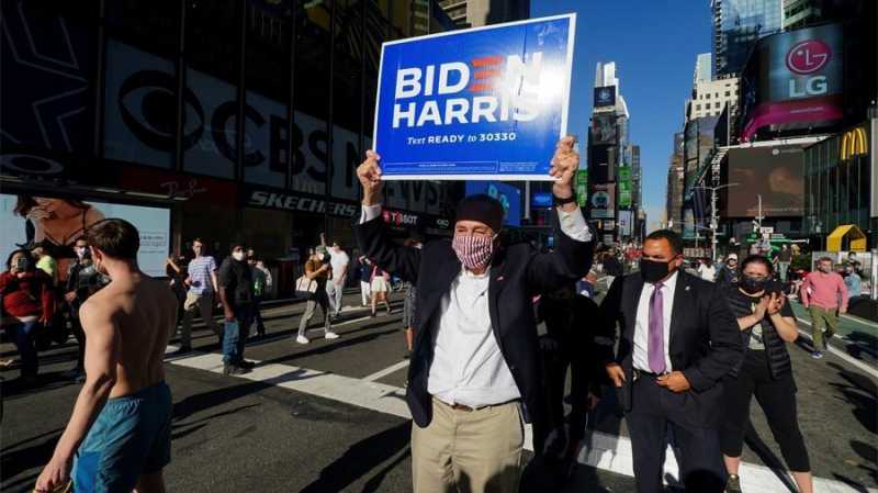 В Нью-Йорке и Вашингтоне жители на улицах празднуют победу Байдена