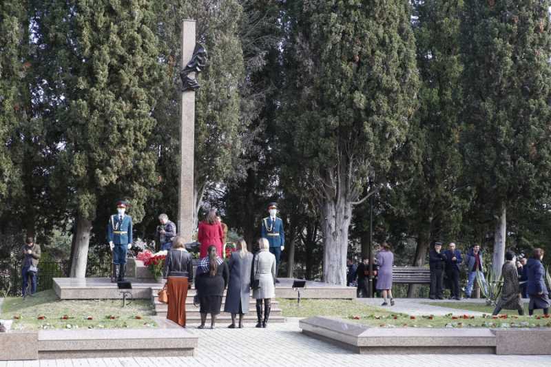 
            
            Администрация Сухума приняла участие в церемонии возложения цветов к мемориалу жертв Латской трагедии
                    