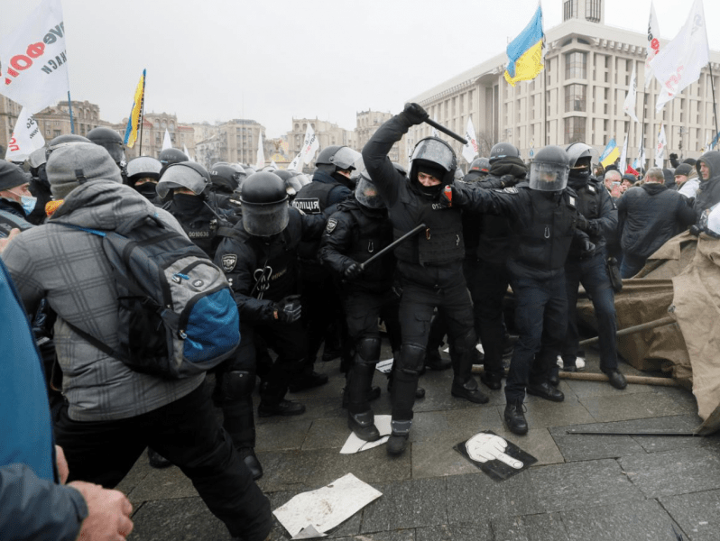Новый майдан в Киеве. Куда бежать Зеленскому?