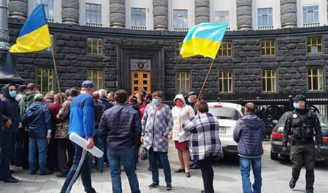 Украинцы массово выходят на митинги против роста коммунальных тарифов