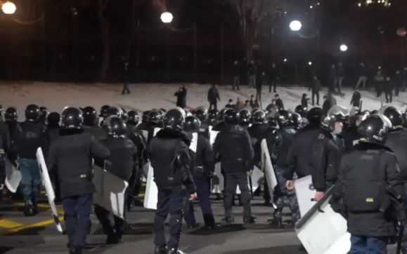 Восемь полицейских стали жертвами протестов в Казахстане