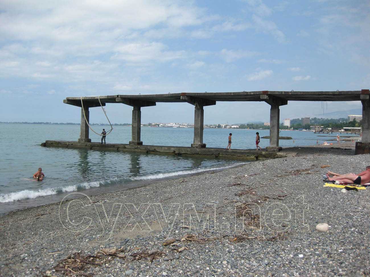 бетонный пирс пляжа айтар