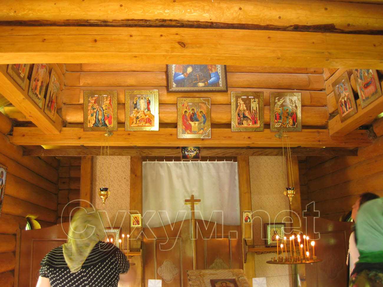 иконы под потолком храма