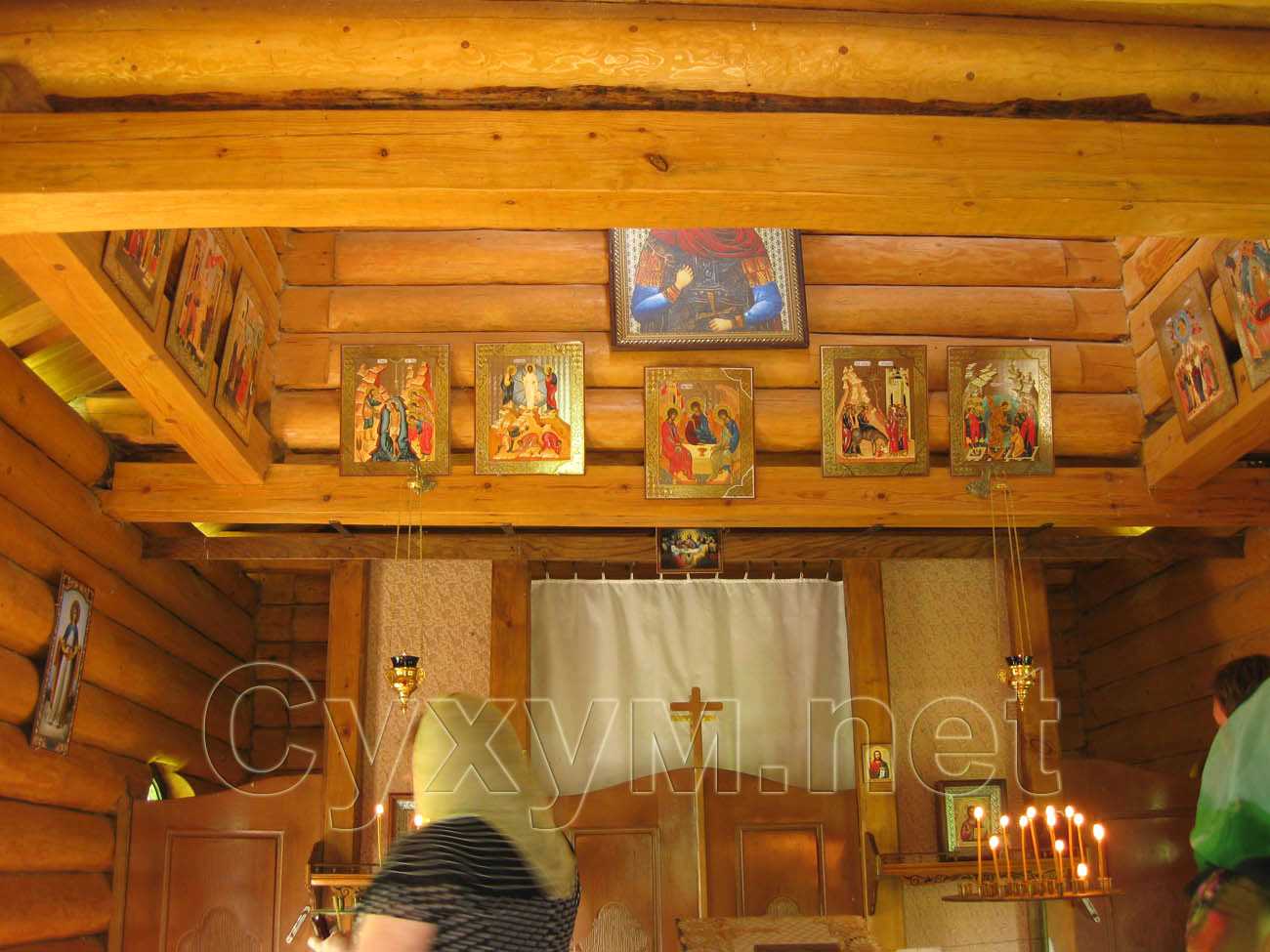 в центре храма размещён деревянный крест