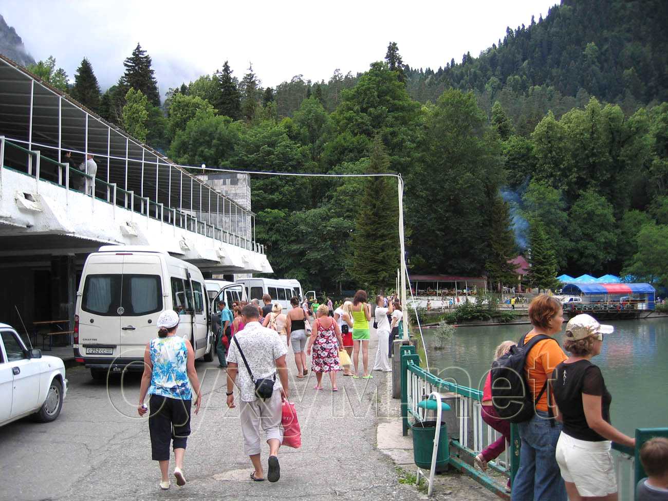 микроавтобусы увозят туристов с рицы