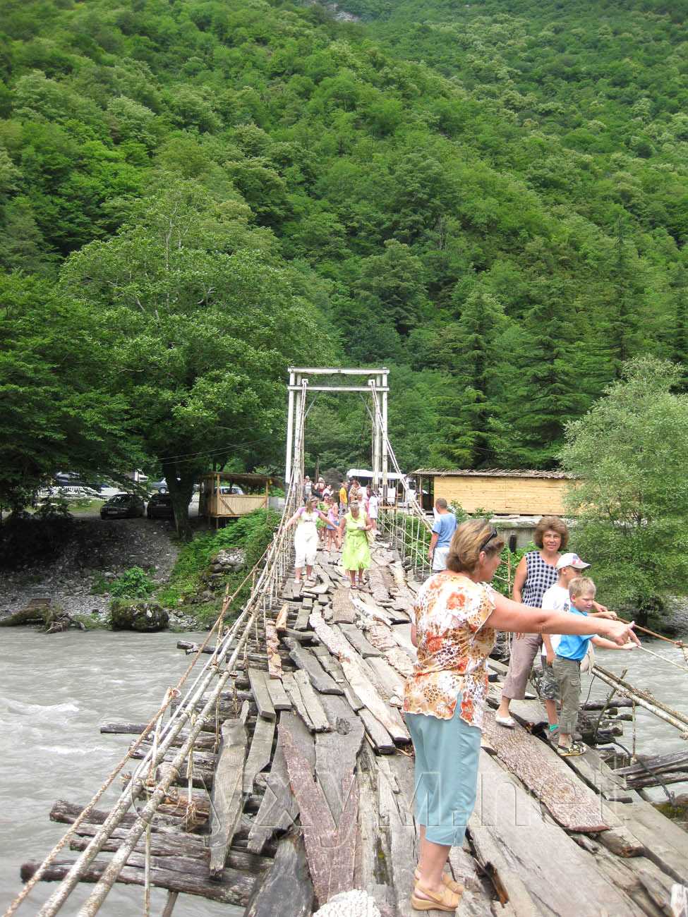 туристы на мосту через бзыбь
