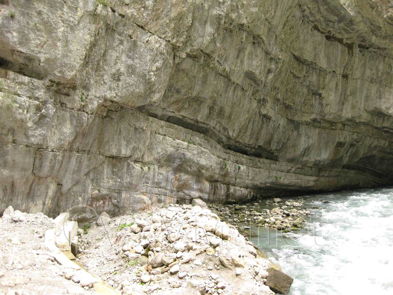 слои скал в ипшарском каньоне