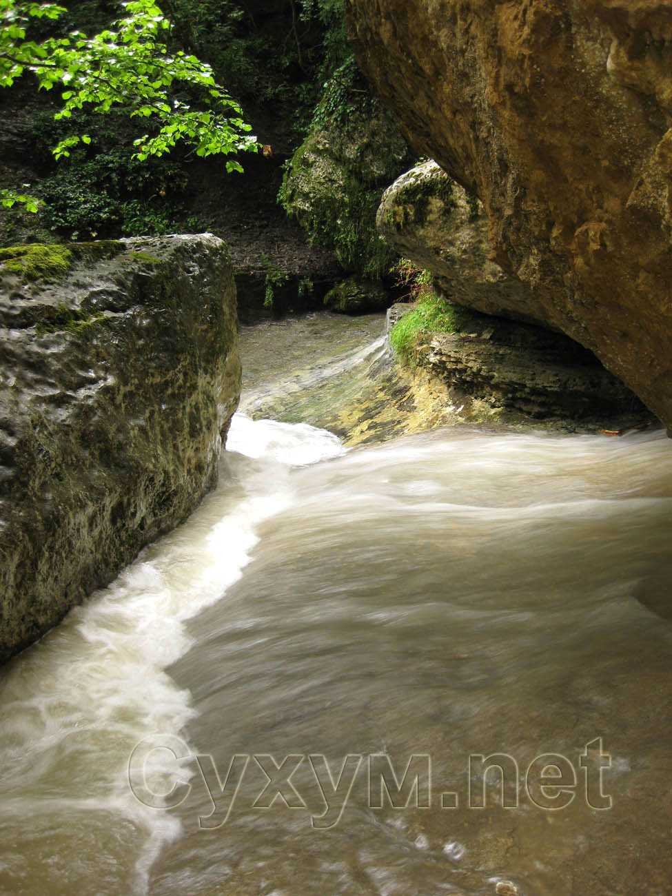 путь через тоннель с водой в скале