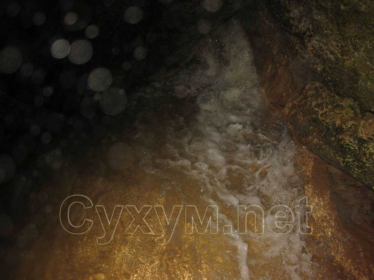 вода и брызги внутри мини-пещеры
