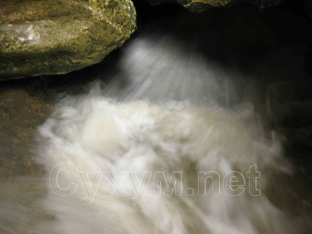 бурлящая вода внутри прохода через скалу к шакуранскому водопаду