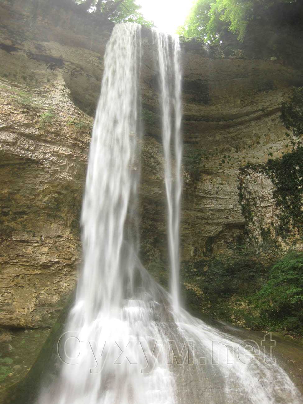 голова шакуранского водопада покрыта водой