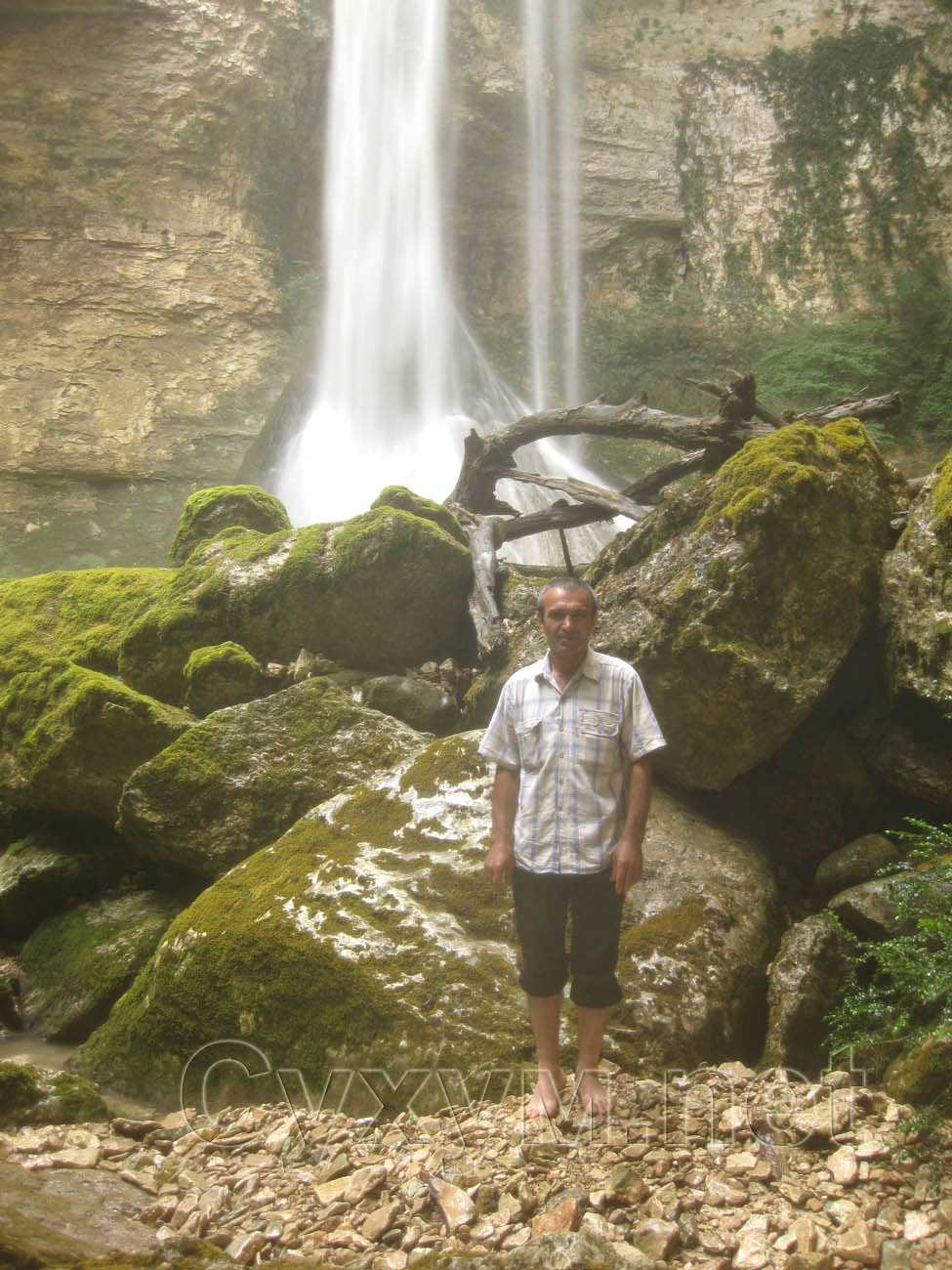 экскурсовод Робик Аракелян возле шакуранского водопада