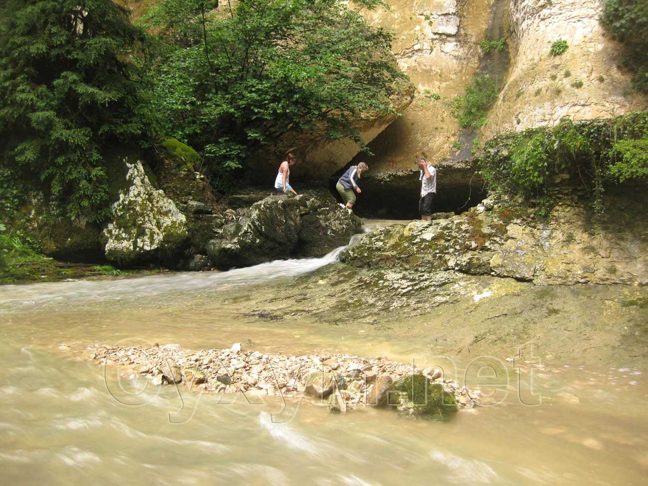одно из небольших препятствий при спуске с верхнего яруса шакуранского водопада