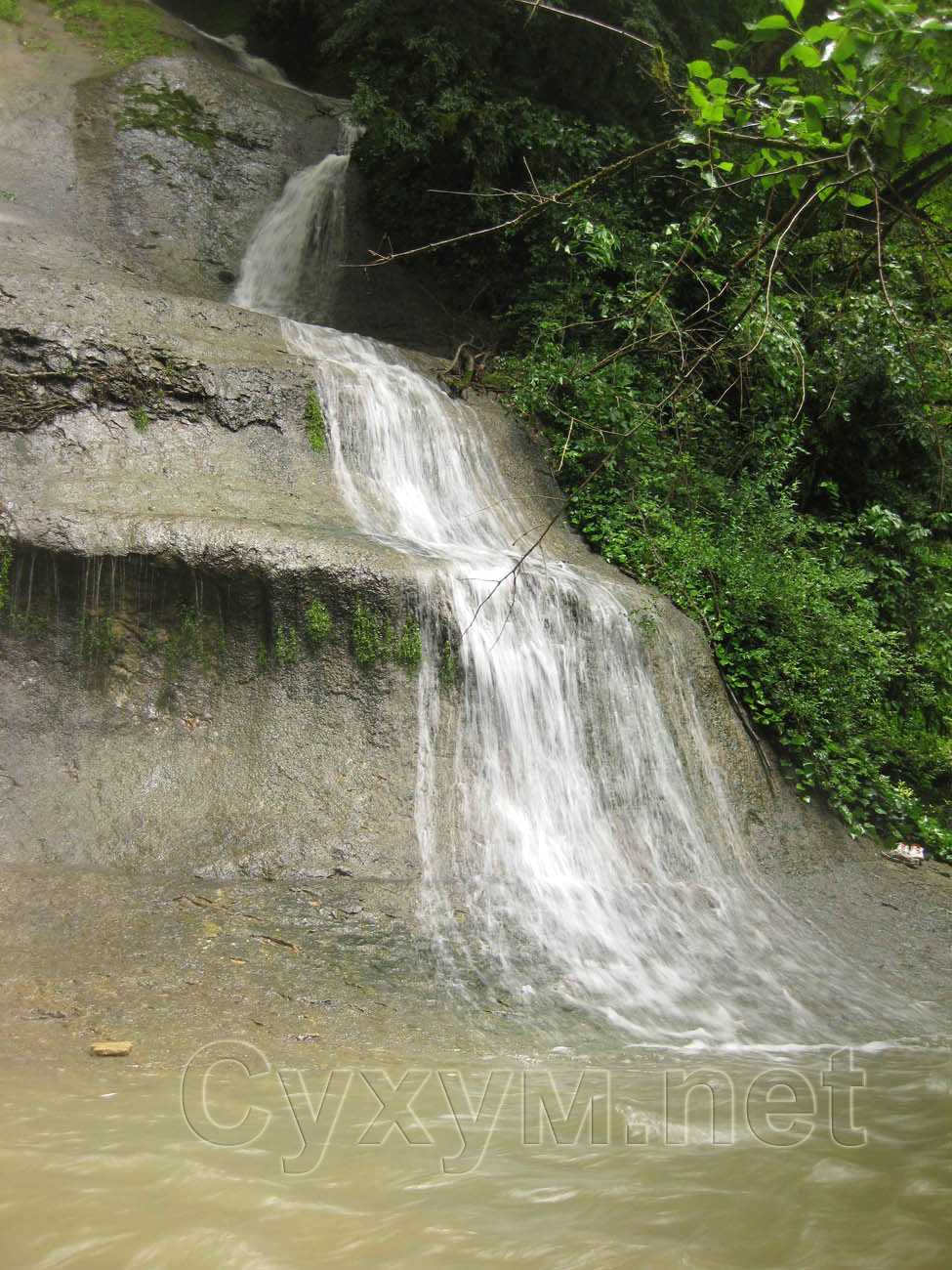небольшой водопад по пути на шакуран, в 200 метрах от него