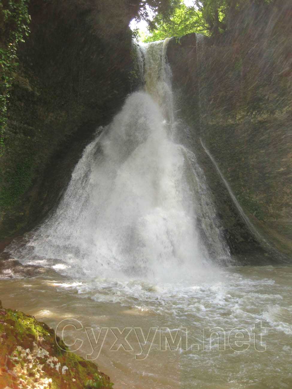 брызги и ветер у варьяльского водопада