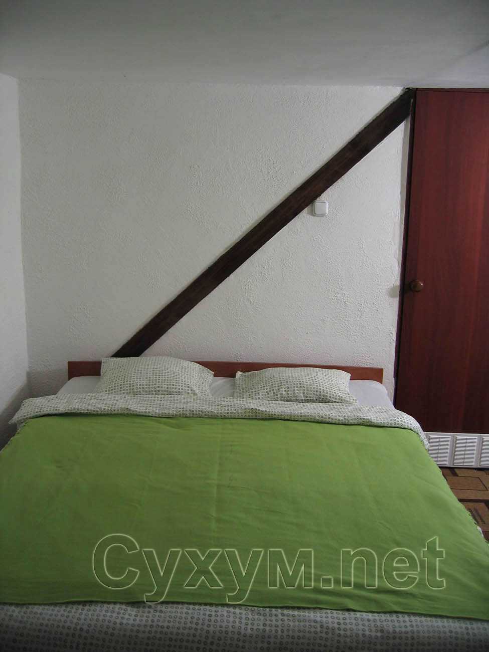 двухспальная кровать трёхспального номера