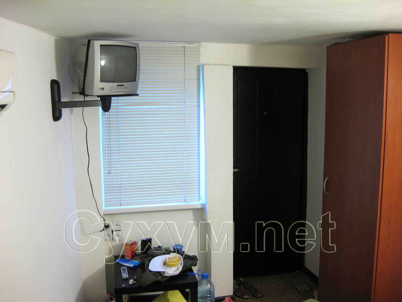 телевизор, шкаф и тумбочка в двухместном номере