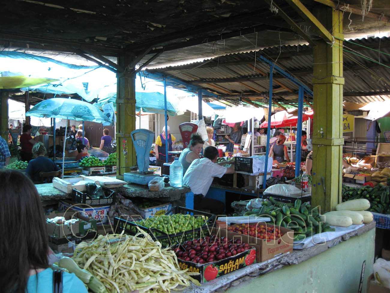 овощи на крытом рынке