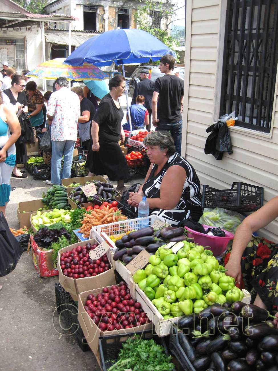 уличная торговля местными овощами и фруктами