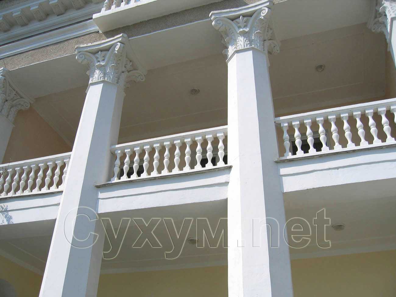 колонны и балкон двенадцатого корпуса