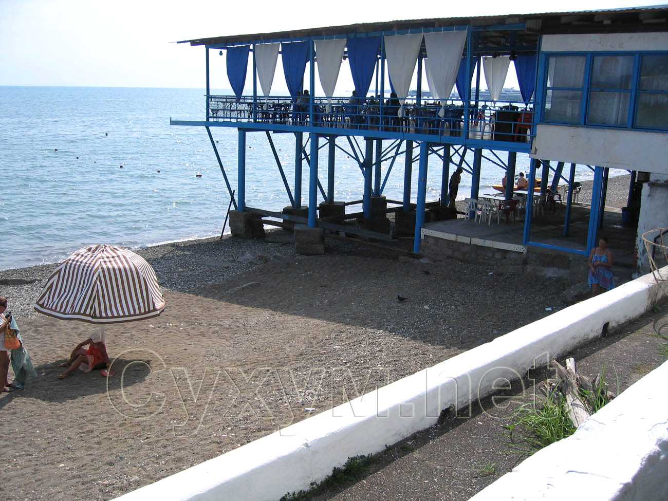 пляж рядом с кафе нептун