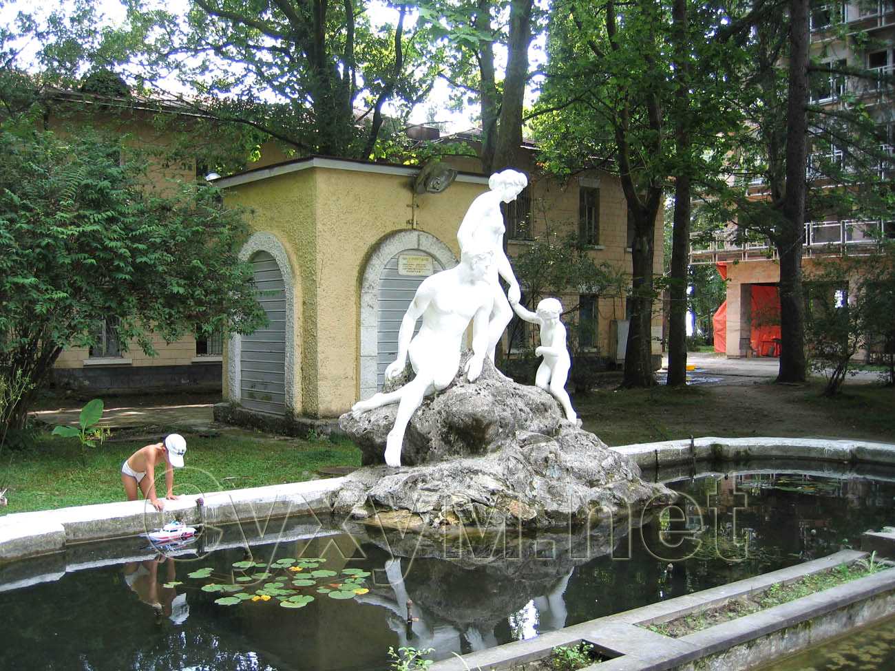 скульптура 'семья' сооружена в фонтане