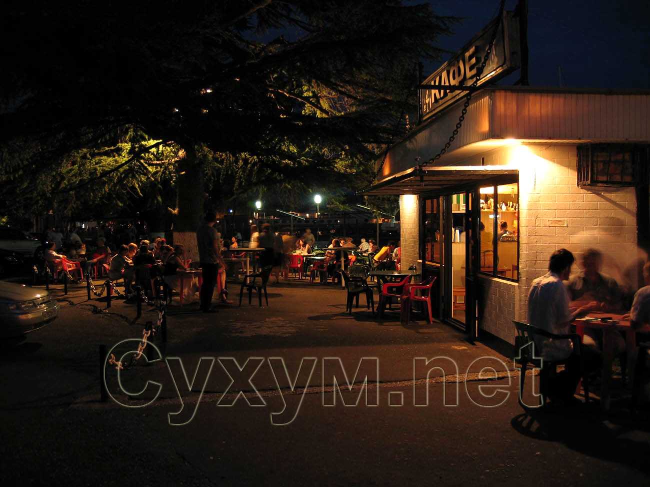 вечернее кафе между набережными махаджиров и диоскуров