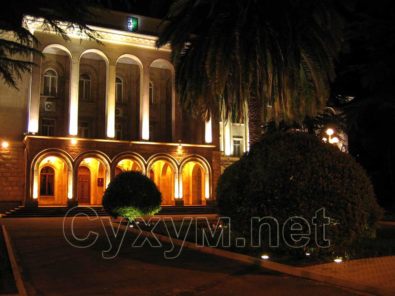здание президента абхазии вечером