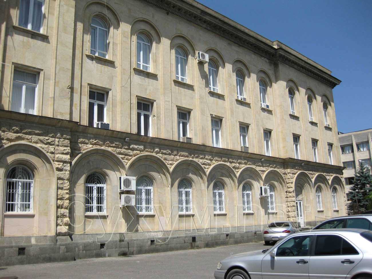 трёхэтажное здание народного собрания республики абхазия