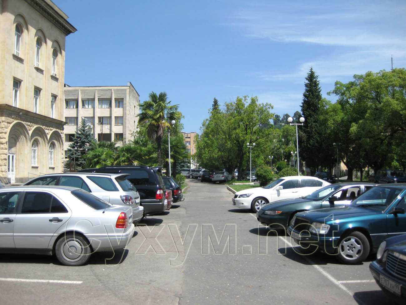 парковка автомобилей у здания народного собрания республики абхазия