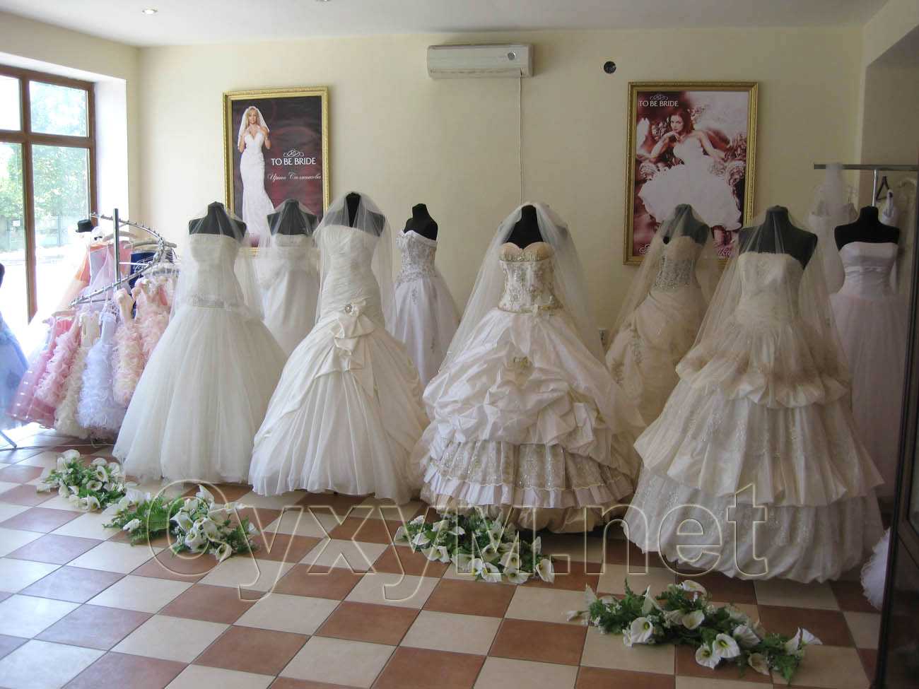 свадебный салон алика - манекены со свадебными платьями