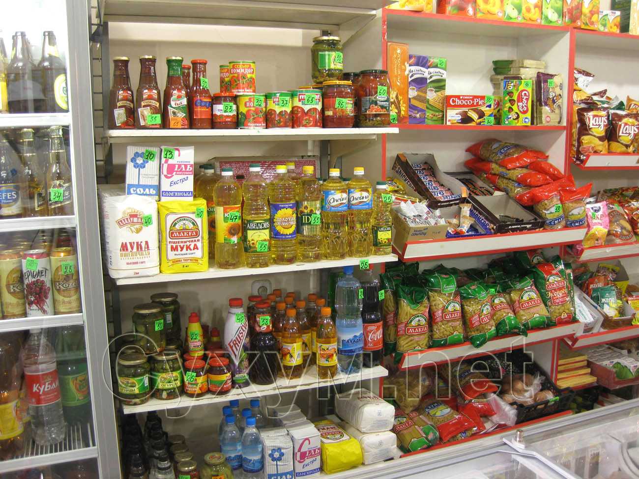 продуктовый магазин и аптека на остановке - подсолнечное масло и макароны