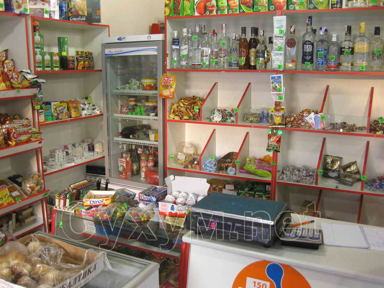 продуктовый магазин и аптека на остановке - конфеты и соки