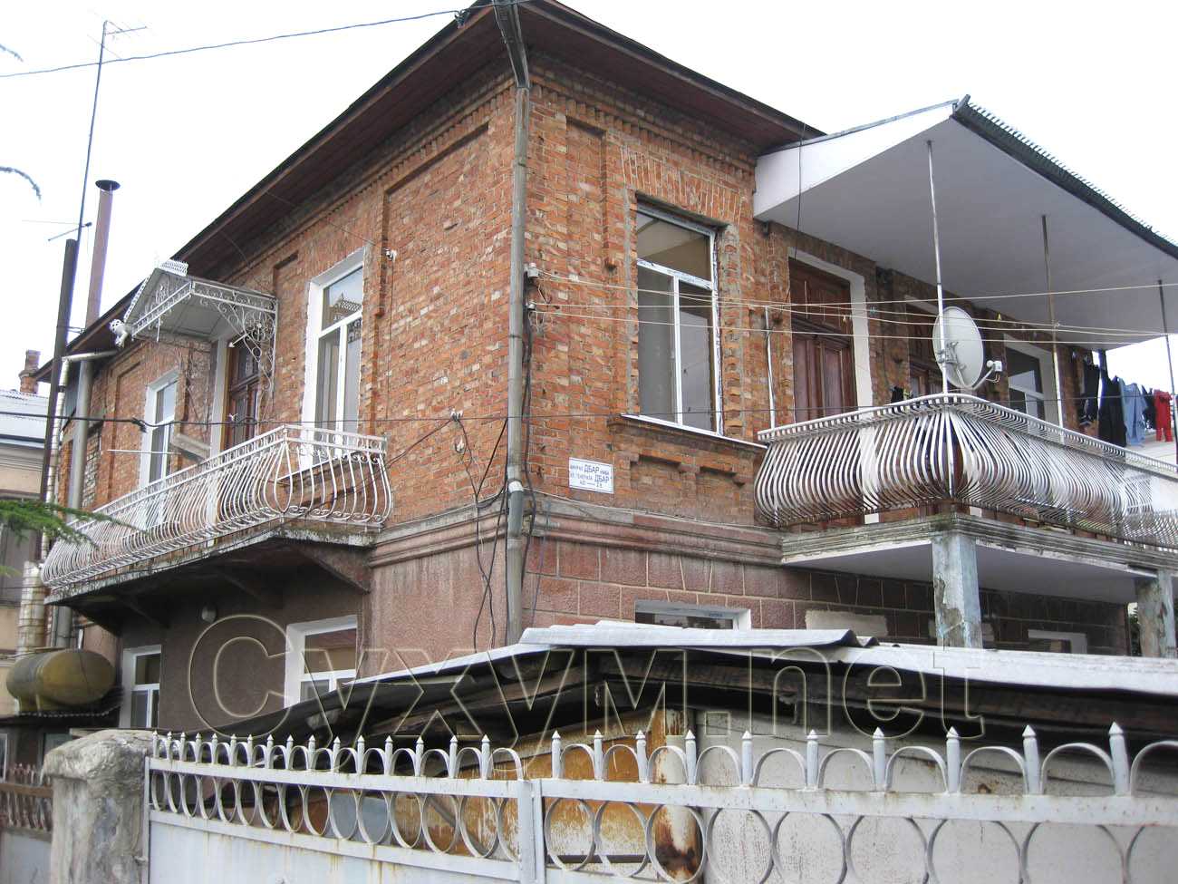 двухэтажный кирпичный дом на перекрёстке д. гулия - генерала дбар
