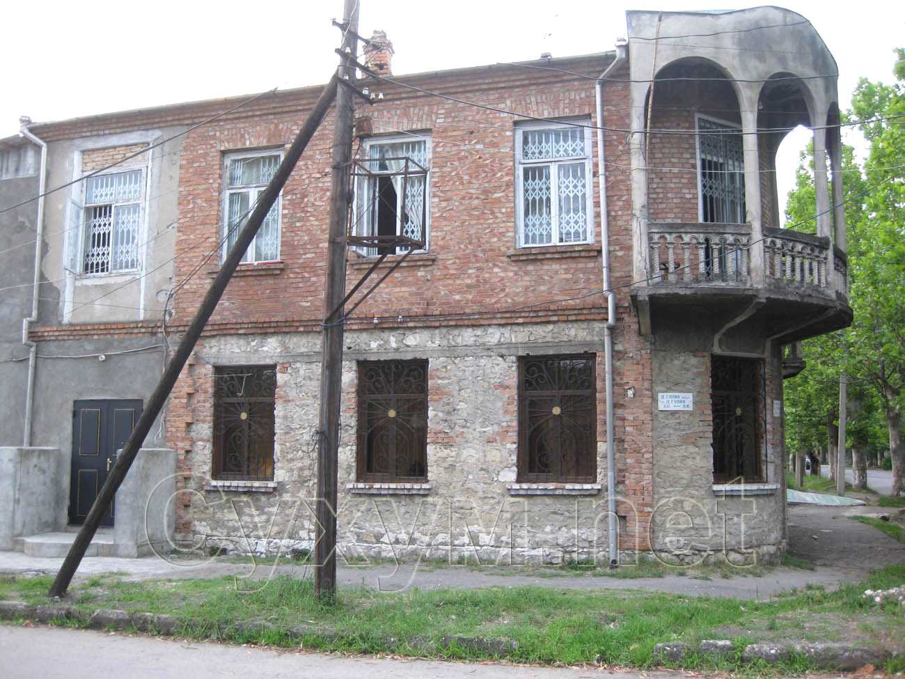 двухэтажный кирпичный дом на перекрёстке ул. д. гулия - ул. воронова