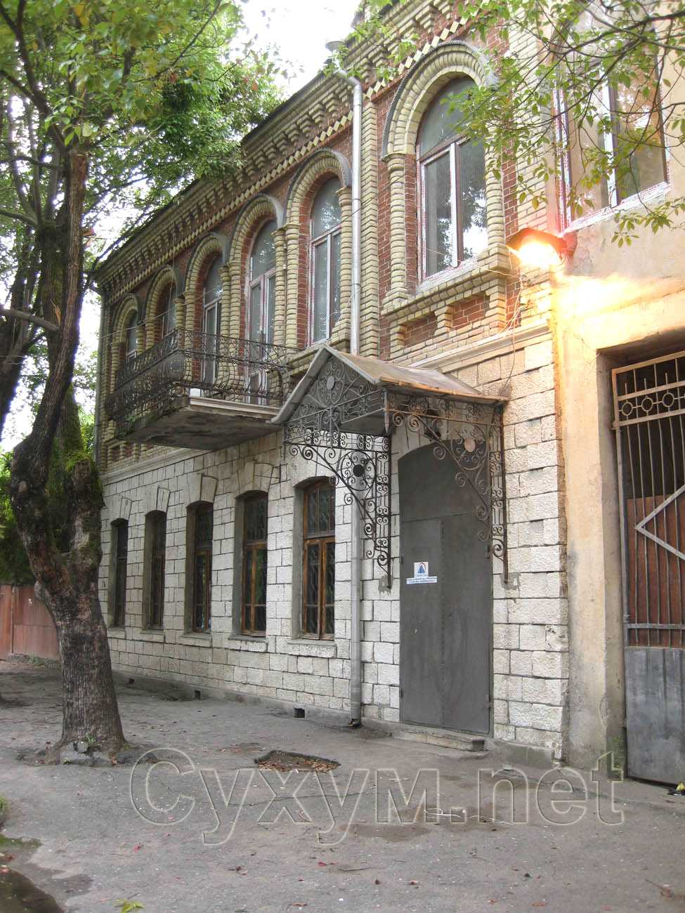 двухэтажный дом между улицей воронова и ул. абазинская
