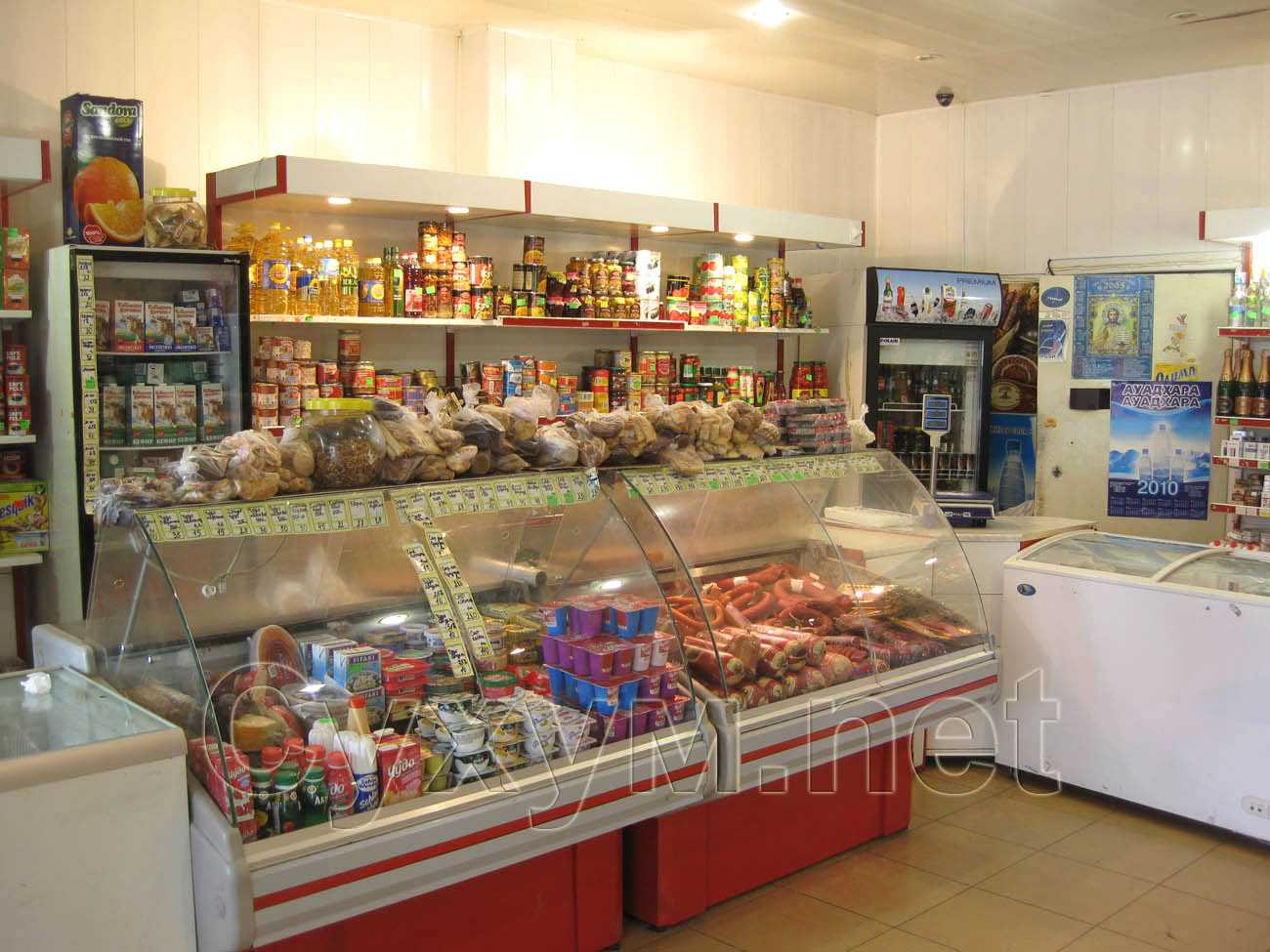 магазин продукты - колбасные и хлебо-булочные изделия
