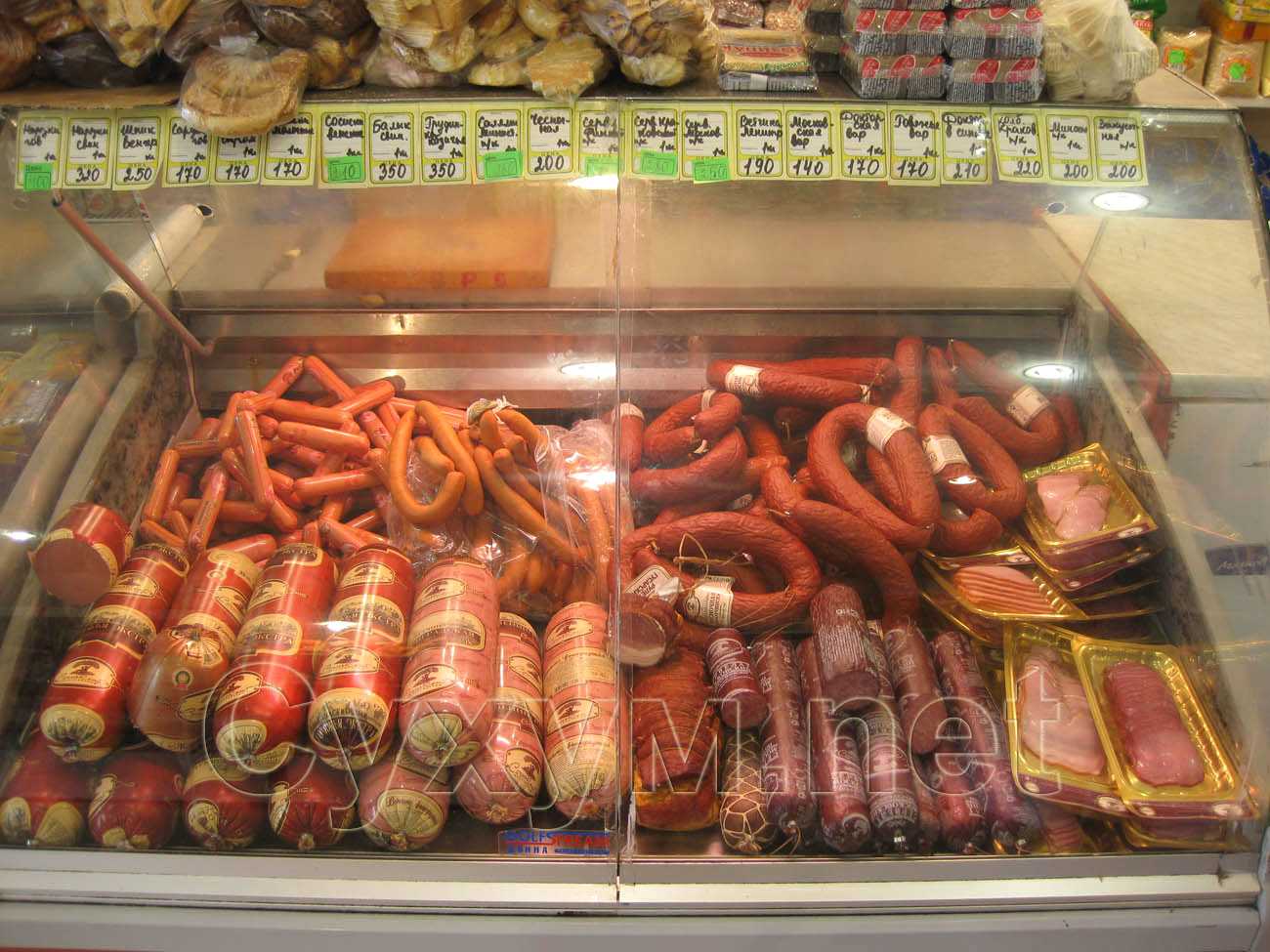 магазин продукты - копчёная и варёная колбаса, сосиски