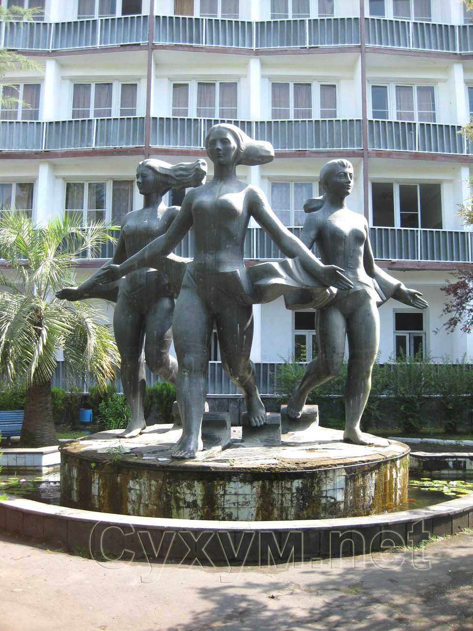 скульптура трёх женщин возле д/о абхазия