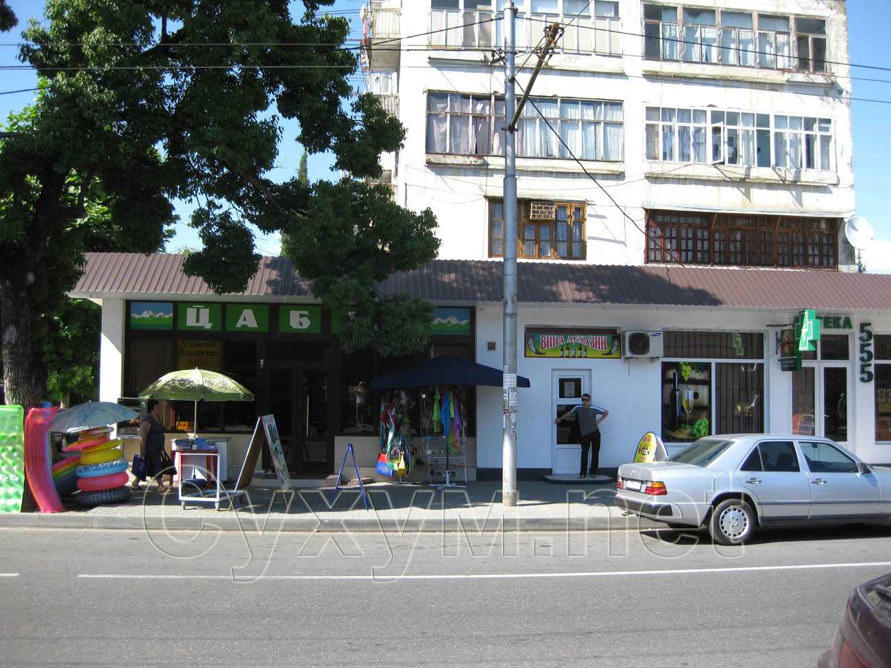 улица в районе магазинов 'вина абхазии' и 'аптека 555'