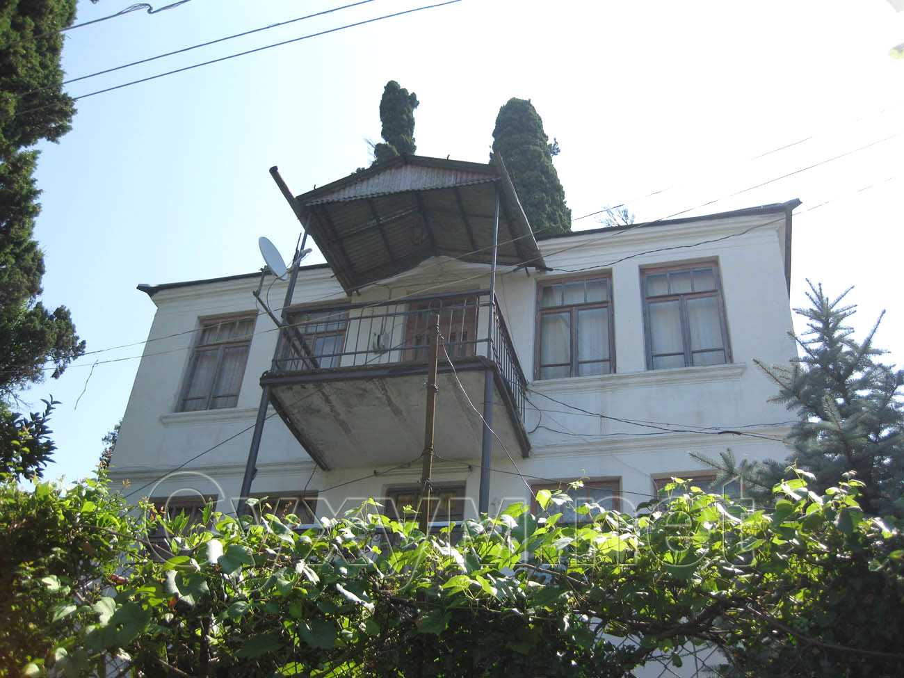 двухэтажный дом на пригорке