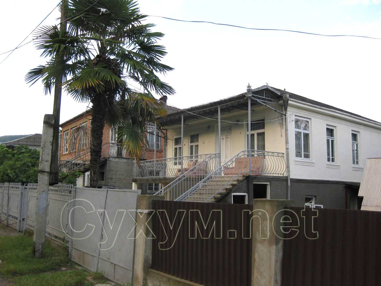 стандартные двухэтажные 'грузинские' дома на улице чанба